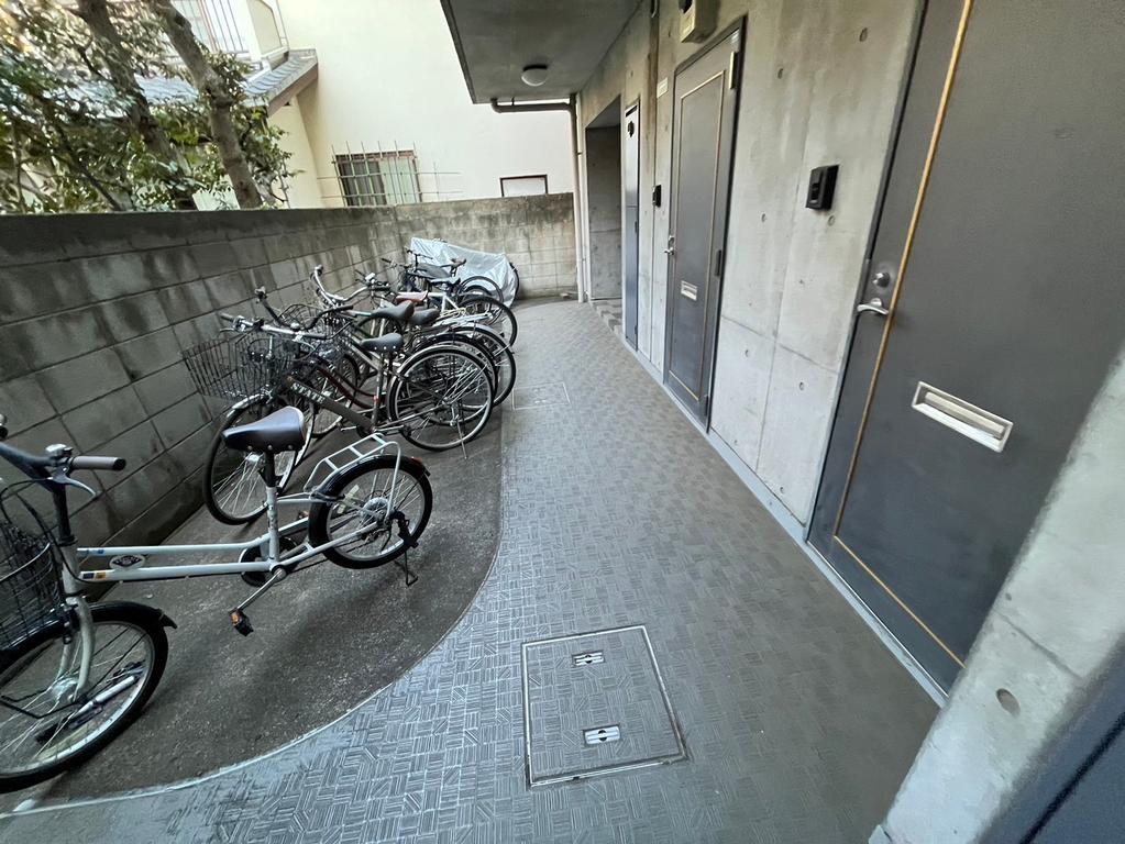 Apartment Building in Shimorenjaku, Mitaka — photograph 4