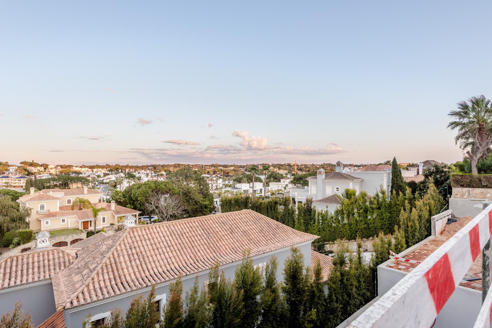 4-Bedroom House with Terrace in Loulé — photograph 4